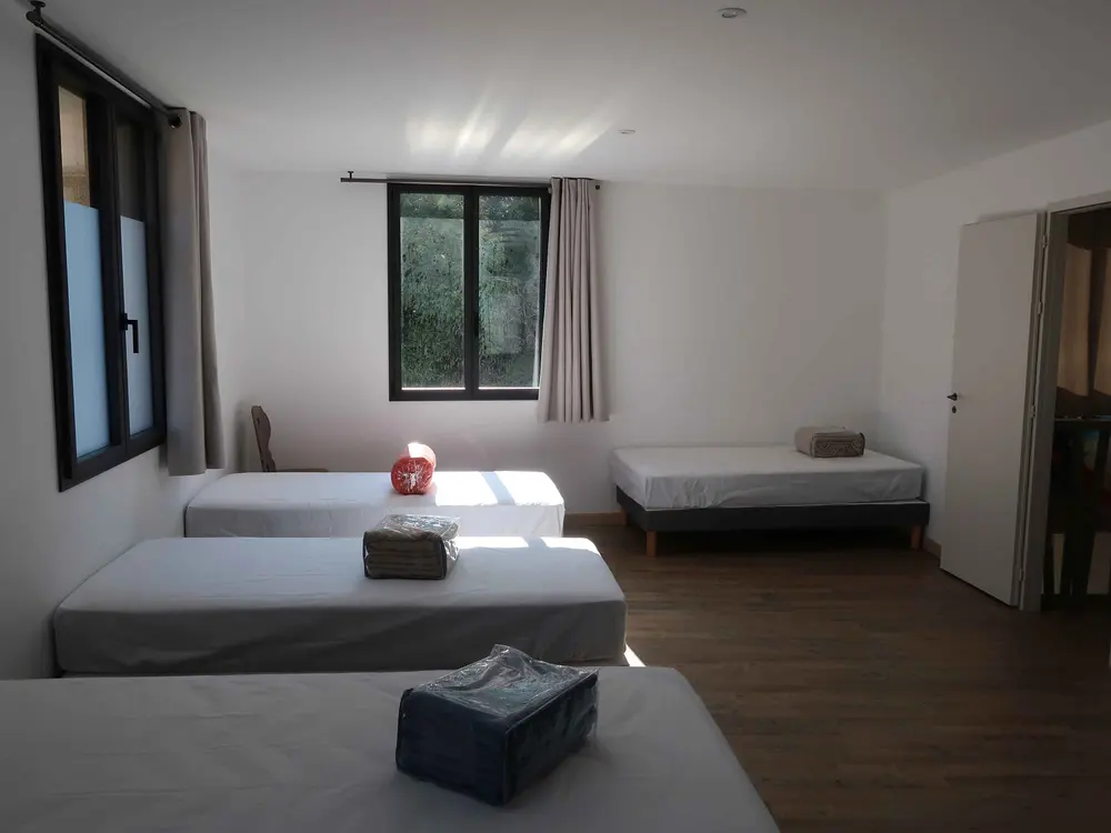 Une chambre avec des lits