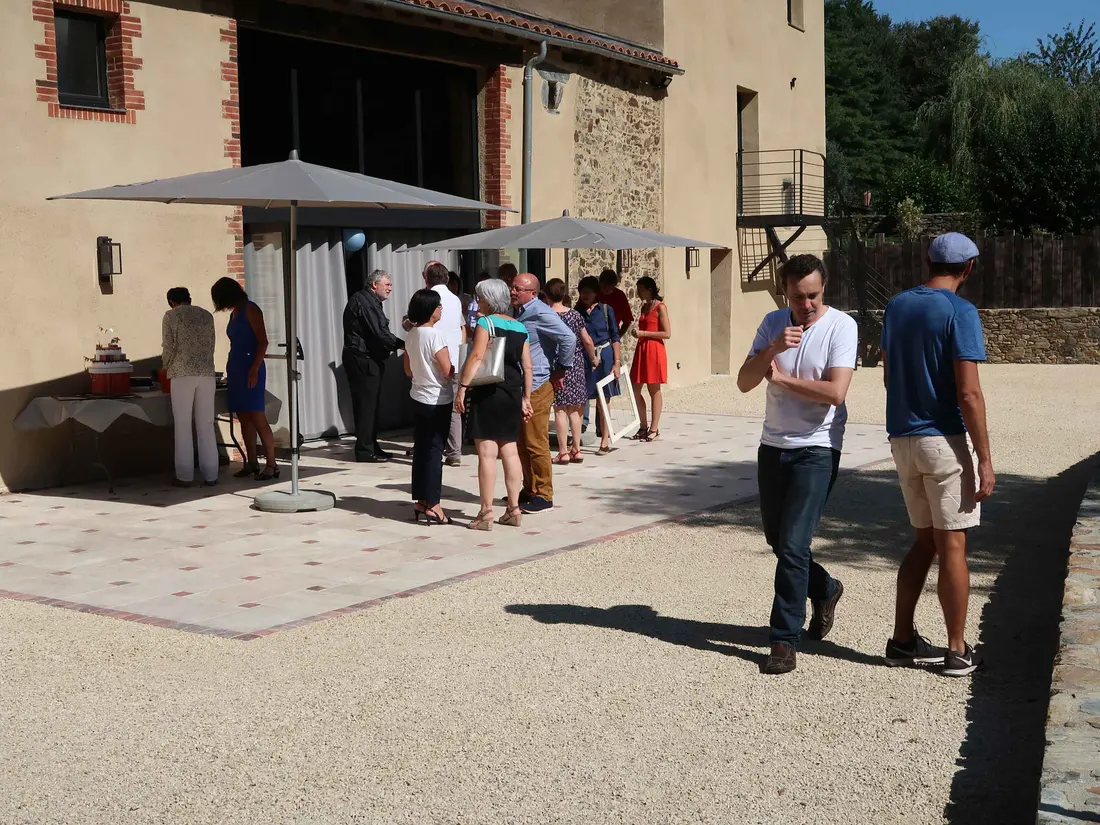 Invités pendant un cocktail sous les parasols