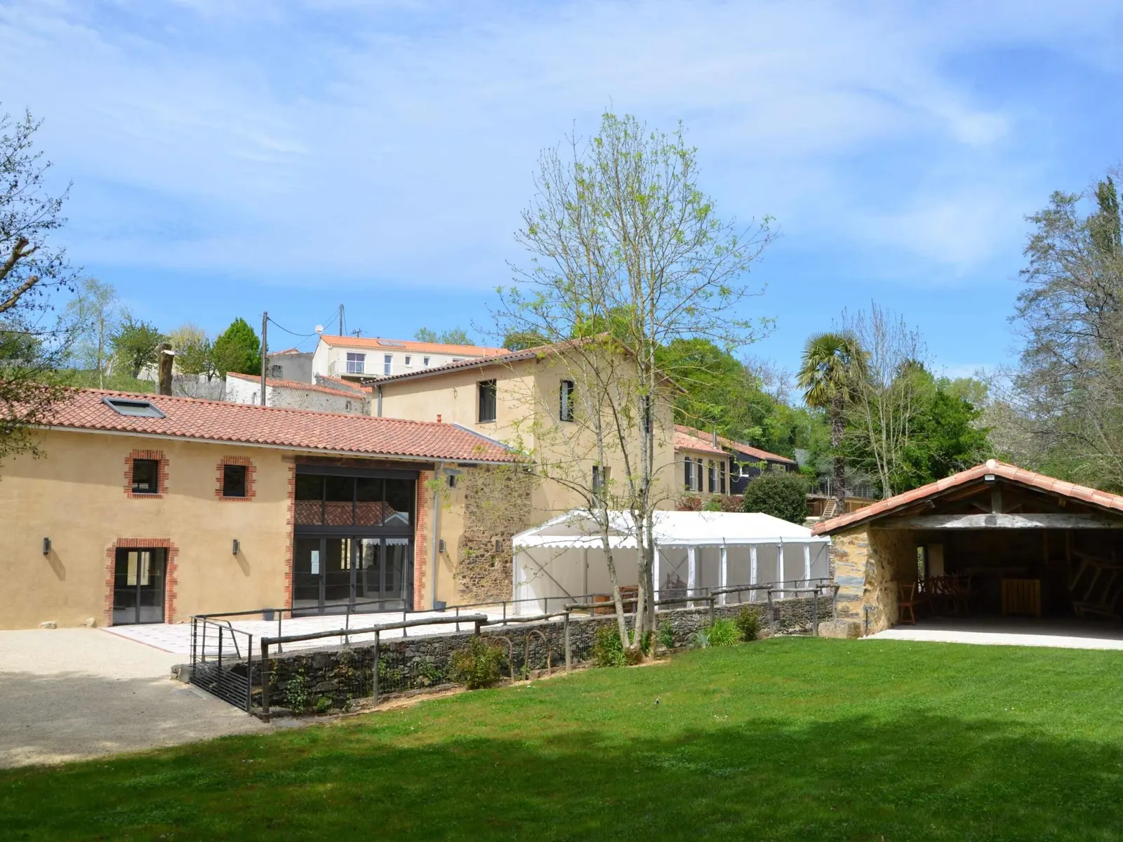 Le moulin de la Faubretière, sa grange de réception et son parc