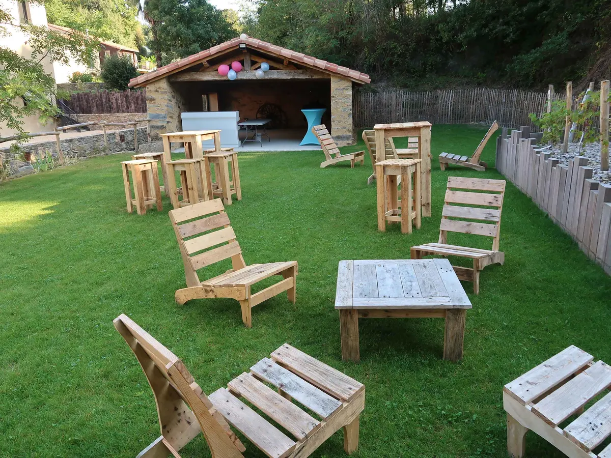 Le coin détente du parc avec ses salons en bois