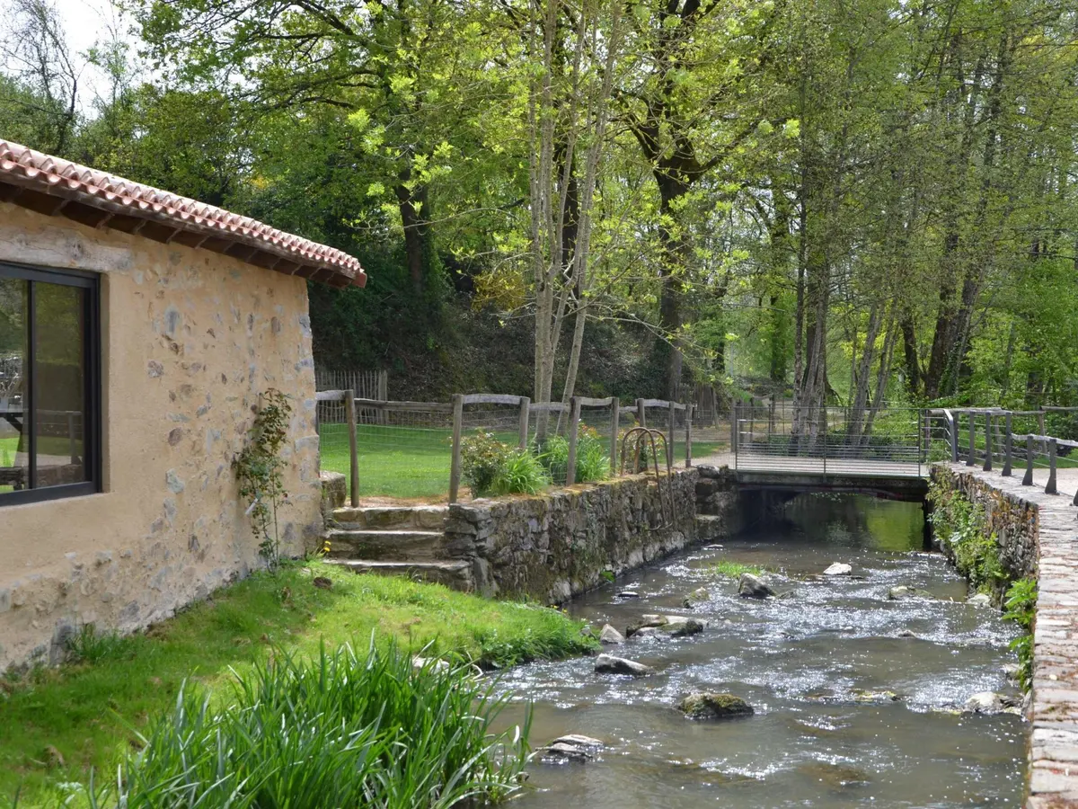 La rivière qui longe le moulin, et sa passerelle