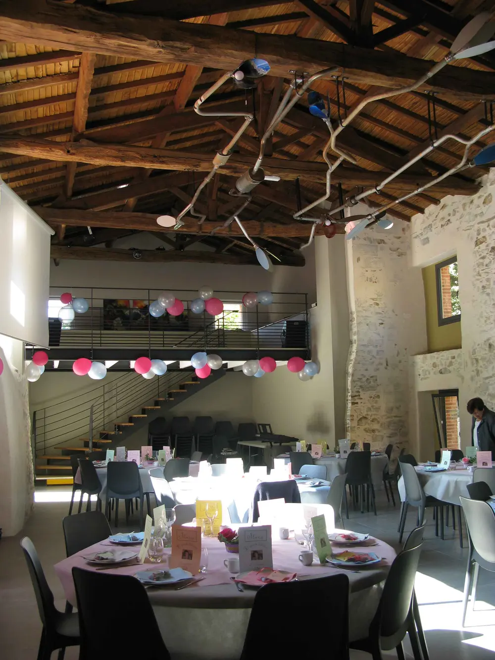 La salle et sa mezzanine décorées de ballons