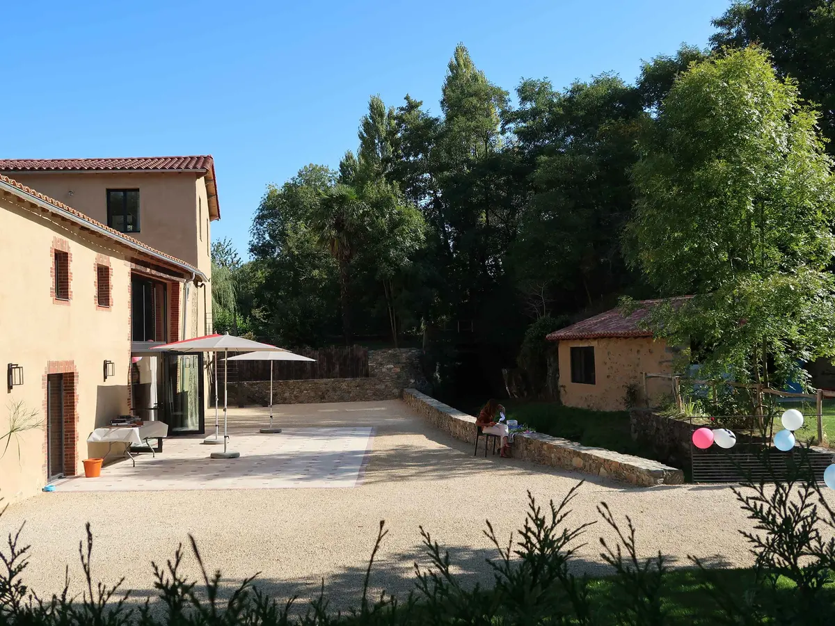 La terrasse et le bâtiment du moulin